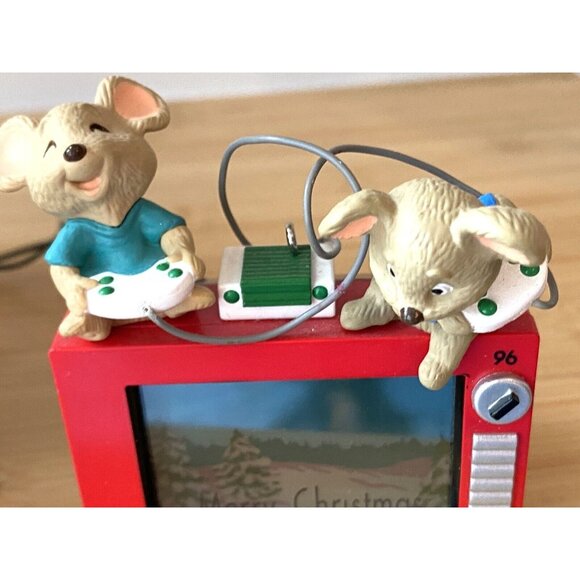 Hallmark Motion Ornament 1996 Video Game In TV Magic Gamers - Picture 4 of 8